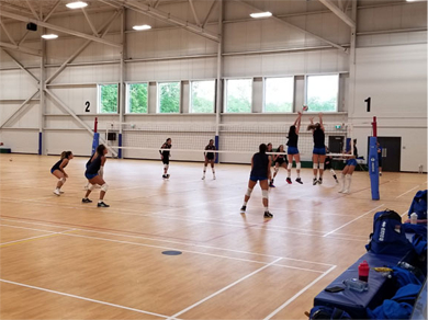 Gymnase avec terrain de volleyball